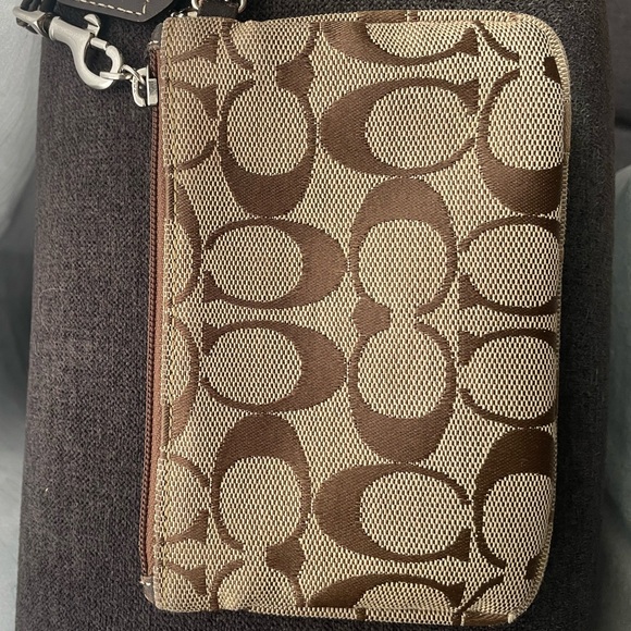 GUC Coach wristlet - Picture 4 of 7